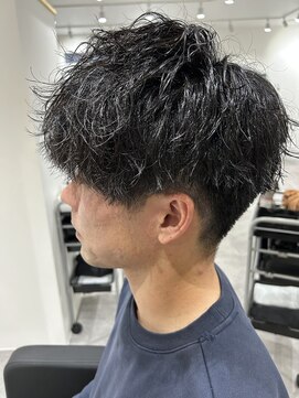 ヒュイル バイ ニアウ(Hwyl by Niau) メンズマッシュパーマ波巻スパイラルパーマニュアンスパーマ