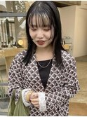 インナーカラーのミディアムウルフ