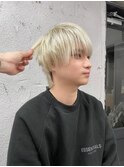 メンズショートホワイトブロンドブリーチオンカラー