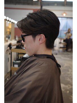 エディ(Edy) メンズセンターパートニュアンスパーマ刈り上げマッシュ