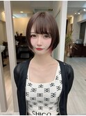 王道ショートにアクセサリーピンク。
