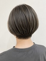 グラビートーキョー(GRABY tokyo)&nbsp;丸みシルエット×襟足タイトショートボブ