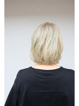 スロウ(Slow) ブロンドなボブ