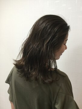 ヘアートルウィ(HAIR Tleu'i) ゆる巻き外ハネセミディ/オリーブグレージュ