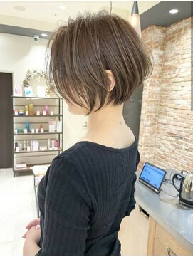 アンド ストーリーズ(&STORIES) 前髪あり耳掛け丸みくびれショートボブ20代30代40代50代(蘭)