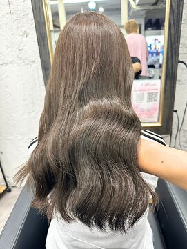 リア(riah) 艶髪くすみグレージュ/透明感/立体感レイヤー/セミロング