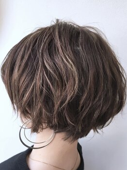 美容室イサ 伏見店(ISA)の写真/【伏見徒歩1分】ダメージは抑えながらも、しっかり染まる!グレイカラーでもオシャレが楽しめる色味を実現♪