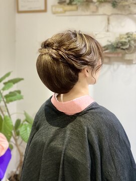 ヘアセットサロンエッジ(Edge) ピンクの訪問着にゆるっとポニーテールシニヨン