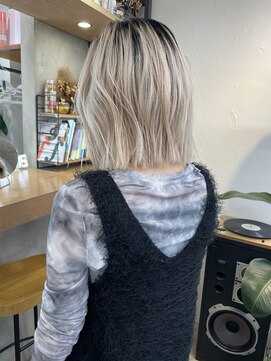 イット(it.) it.ホワイトベージュ 根本の黒を活かして ボブ