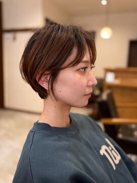 小顔シルエットの横顔美人ショート