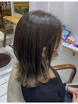 コンフィープラス(comfy plus) ナチュラルアッシュカラーにコントラストインナーカラー