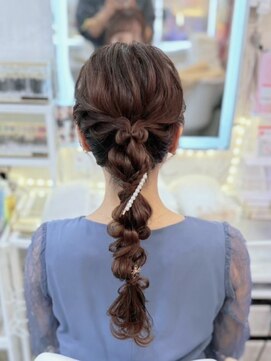 アトリエビューティーアミュ(atelier beauty AmU) 結婚式 二次会 お呼ばれ 編みおろしポニー