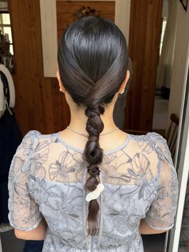 ガーランド (Garland) タイトローポニー　結婚式　ヘアアレンジ　お呼ばれ　三つ編み