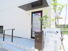 ヘアーアトリエ ヒロン(HIRON)の雰囲気（こちらの看板と扉が目印です♪）