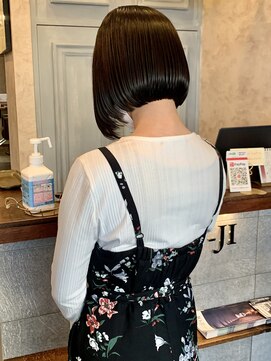 ジョージ(Jo-Ji) 黒髪ボブ 切りっぱなしボブ 内巻きボブ ミニボブ