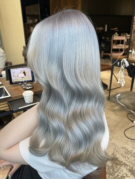 アマトウキョウスマートサロン(AMA TOKYO×Smart Salon) ホワイトブロンド ブリーチカラー レイヤーカット 海外風