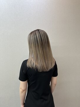 エミーバイモアムー(Emmie byMoremuu) ホワイトベージュバレイヤージュ