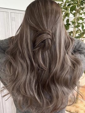 ヨロ 小岩(YOLO) ミルクティーグレージュハイライトケアブリーチレイヤーカット