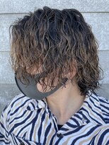 ヒュイル バイ ニアウ(Hwyl by Niau) メンズマッシュセンターパート波巻スパイラルパーマミディアム