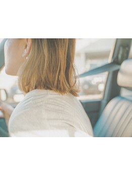 今はお洒落しながら白髪を楽しむ、生かせる時代へ。