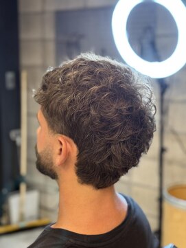 フランクスバーバー アンド ビアークラブ(FRANK'S BARBER and BEER CLUB) スパイキーショート/フェザーパーマ/サーフカール/有楽町