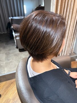 カミエ(kamie) 透明感溢れるホワイトショート × 上質な艶感