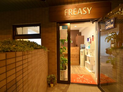 駅を出て、正面に見える商店街の一番奥のマンションの1階です☆