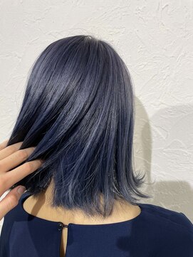 ロイド(Royd.) 切りっぱなしボブロブヘアブリーチオンカラーブルーシルバー