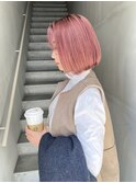 ピンクカラー ブリーチ有り 前下がりボブ 前髪ありボブ