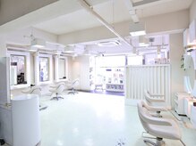 ギヴ 玉造店(Give)の雰囲気（1Ｆ　白が基調で、照明　自然光により明るい雰囲気です）