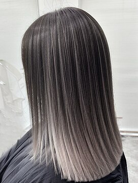 アル あびこ(aru.) 外国人風。大人のホワイトグレージュ×バレイヤージュ