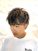 銀座マツナガ 浅草店&nbsp;スパイラルパーマ×ツーブロショートスタイル×金メッシュ