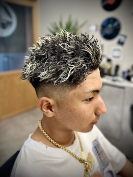 フジヤマバーバーショップ エビス(FUJIYAMA BARBER SHOP ebisu) twist×fade【ebisu】