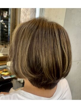 トータルビューティーステラ(TOTAL BEAUTY STELLA) ザクロペインターノンジアミンカラーでベージュに白髪ぼかし白髪