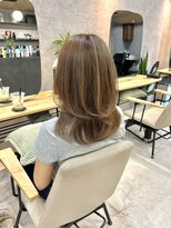 ヘイリー(HAILEY) ハイライト×レイヤーミディ×動きのある髪×30代40代に人気