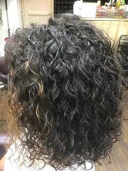 サロン ド アイ ソレイユ(Salon de i Soleil)の写真/当店独自の商材を使って、お客様の理想のパーマスタイルを実現！髪質に合わせた施術が魅力◎