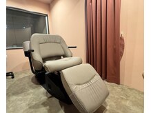 サロン ド ユーア(salon de yuua)の雰囲気（個室でフルフラットなYUMEシャンプ＊手すり付きで楽に座れます）
