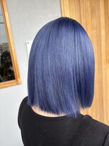 シロ(SHeIRO) ネイビーブルー、うるツヤレイヤーボブ、ハイトーン髪質改善