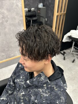 段 チリチリしすぎないツイストパーマ