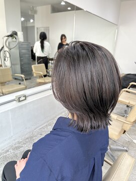 プラグ(Plug) 暗髪似合わせカットミディアム外ハネレイヤー前髪なし神宮前