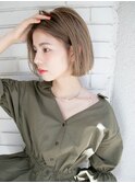 重めボブでも透け感ベージュで軽見せ