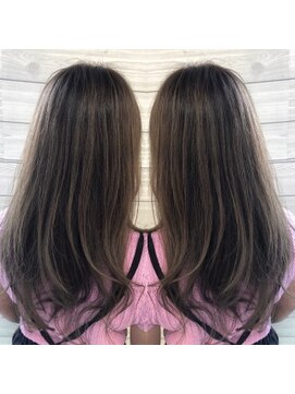 クレア(CREA) ハイライトをいかしたアッシュカラー