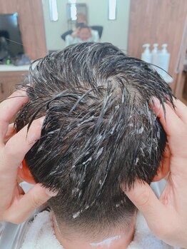 メンズヘアーリアム(Men's Hair LiaM)の写真/【お仕事帰りにも◎】ヘッドマッサージで日々の疲れを癒します。毛根にも刺激を与える為、育毛促進効果も！