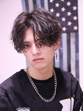 ネイビー(NAVY) セクシーさ全開 ツイストスパイラルパーマ センターパート