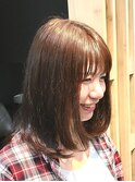 顔周りが軽いミディアムボブ