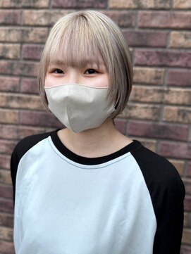 シエスタ(SIESTA) ハイトーン　ミニボブ　丸みボブ　シルバーカラー　10代20代