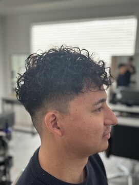 スワッグ(SWAG) メンズカット/スパイラルパーマ/白髪ぼかし/髪質改善/眉毛カット