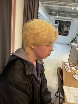 アンニュ(annuy) ブロンドセンターパートウルフ