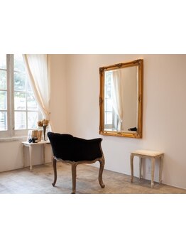 真っ白な外観が目印☆リアルアンティークが並ぶ広々空間で、髪も気分もリフレッシュできる癒しのサロン♪