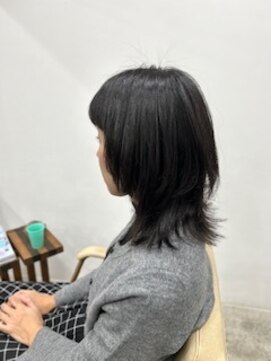 プラグ(Plug) ミディアムレイヤーウルフ似合わせカット暗髪前髪あり30代40代